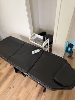Electric tattoo chair