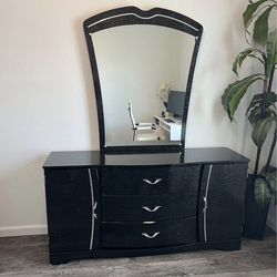Dresser With Mirror