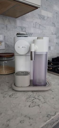 Nepresso  De'Longhi in the Silky White