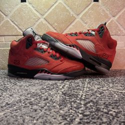 -Jordan 5s “Raging Bulls”  -Size 8.5M  -Og all  -Barley used  -Icy bottoms ❄️ -Dm for more info