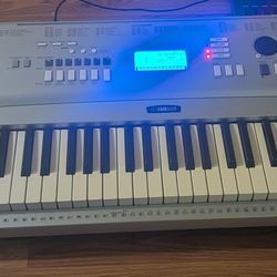Yamaha DGX-220 76-Key Keyboard w/ Power Cord