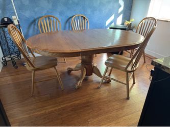 Oak table w/6 chairs (has leaf in)