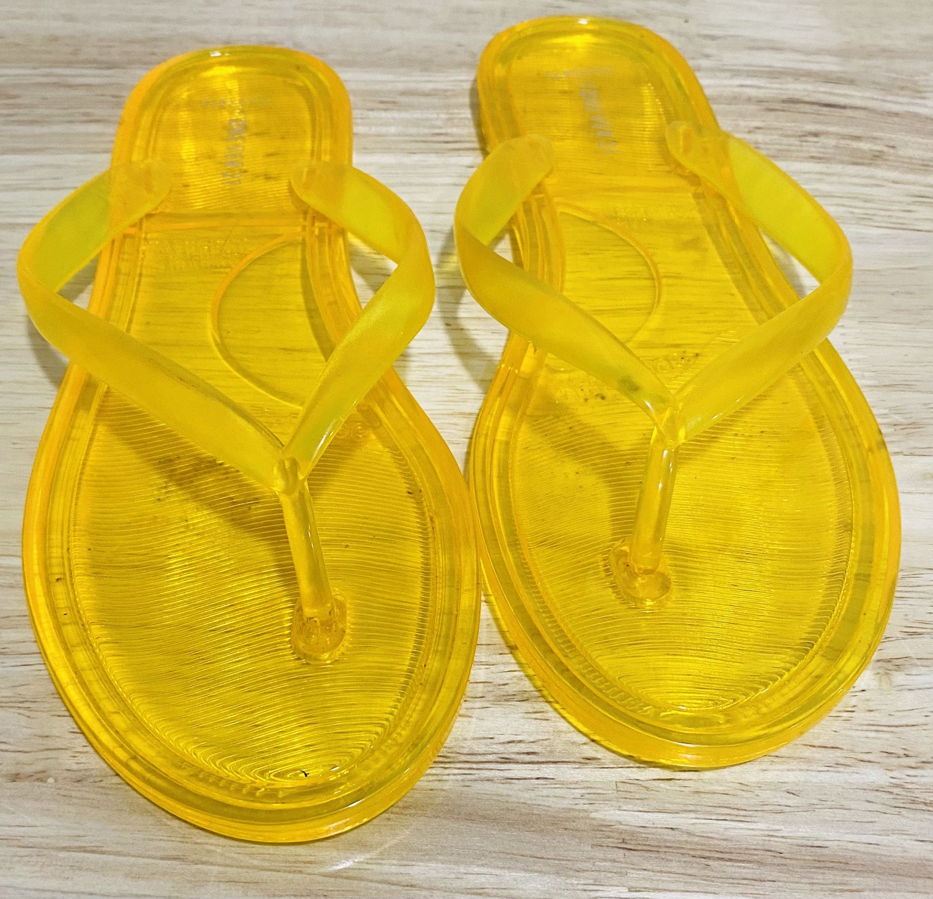 Cute Forever 21 Yellow Gold Sandals Size 6!