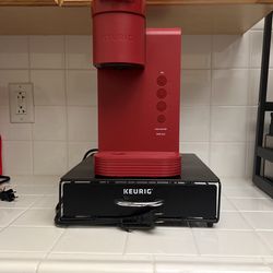 Keurig Coffee Maker and Coffee Pods Holder (bundle)
