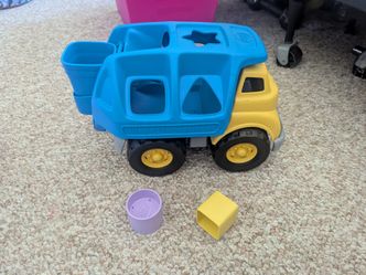 Garbage truck toy