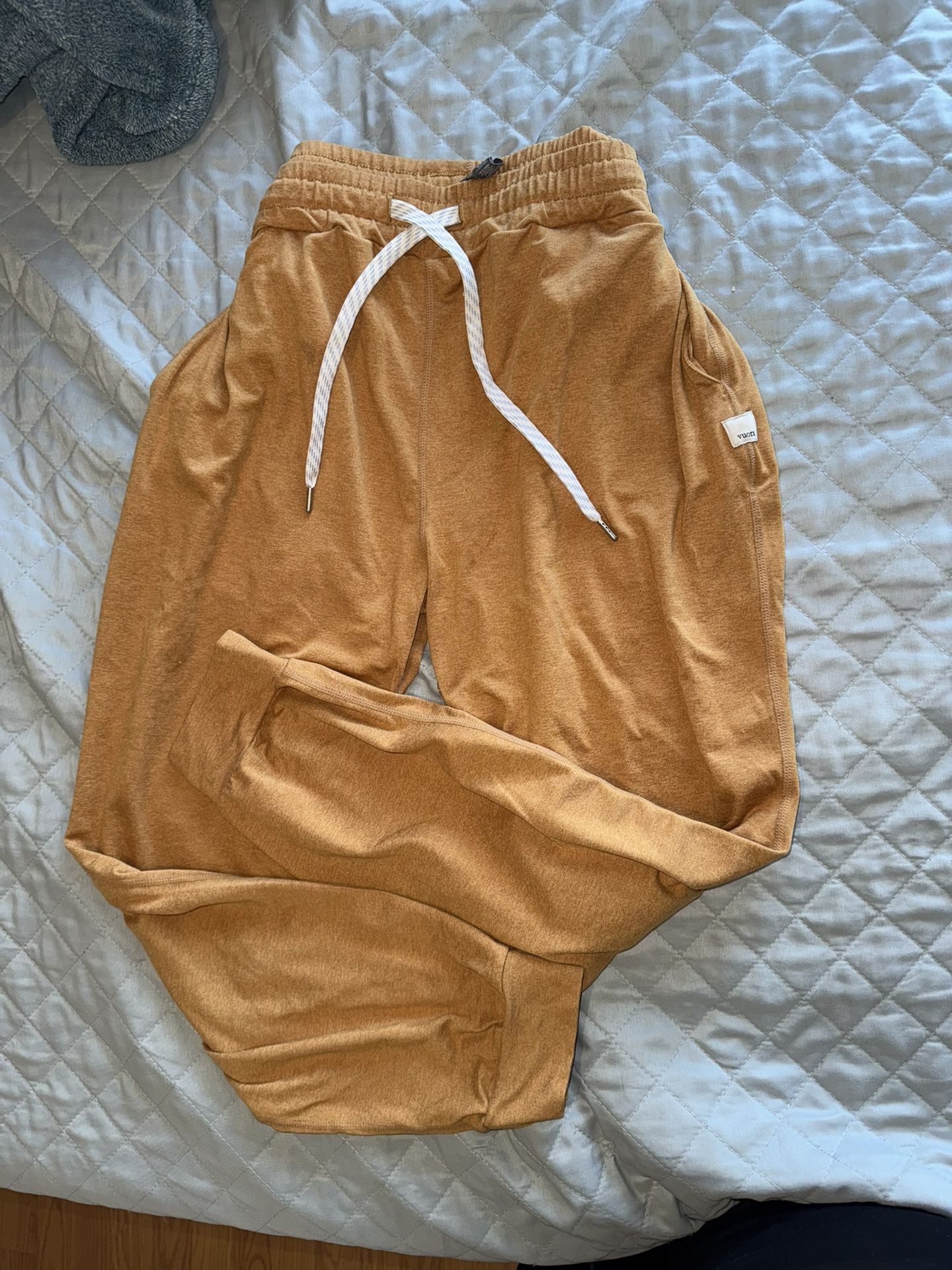 Vuori Jogger And Shirt