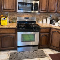 Whirlpool Stove And Microwave 