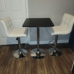 2 Ajustable Stools With Table