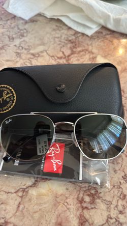 Ray ban sunglasses metal frame. Never been worn before  brand new in case.