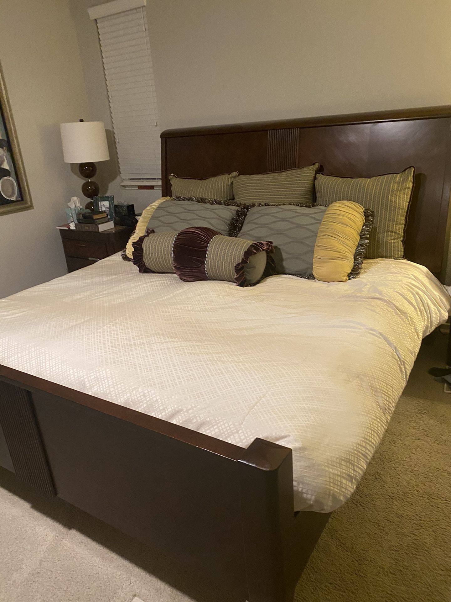 Beautiful King Size bed frame : amazing deal!