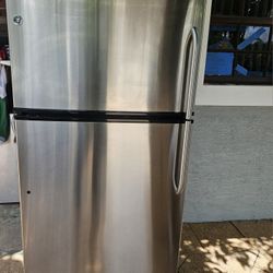 General Electric Refrigerator In Excellent Condition  32 3/4 By 66 Tall