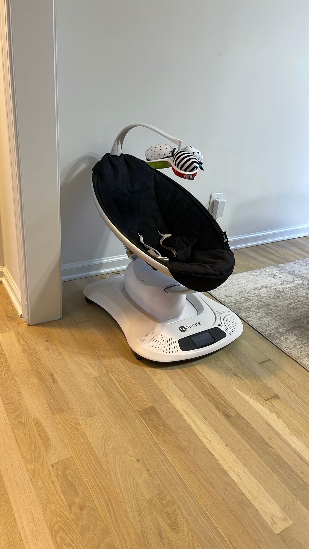 Baby Swing , Brand 4mom. Has Music Relaxing & 5 Mode Of Swing