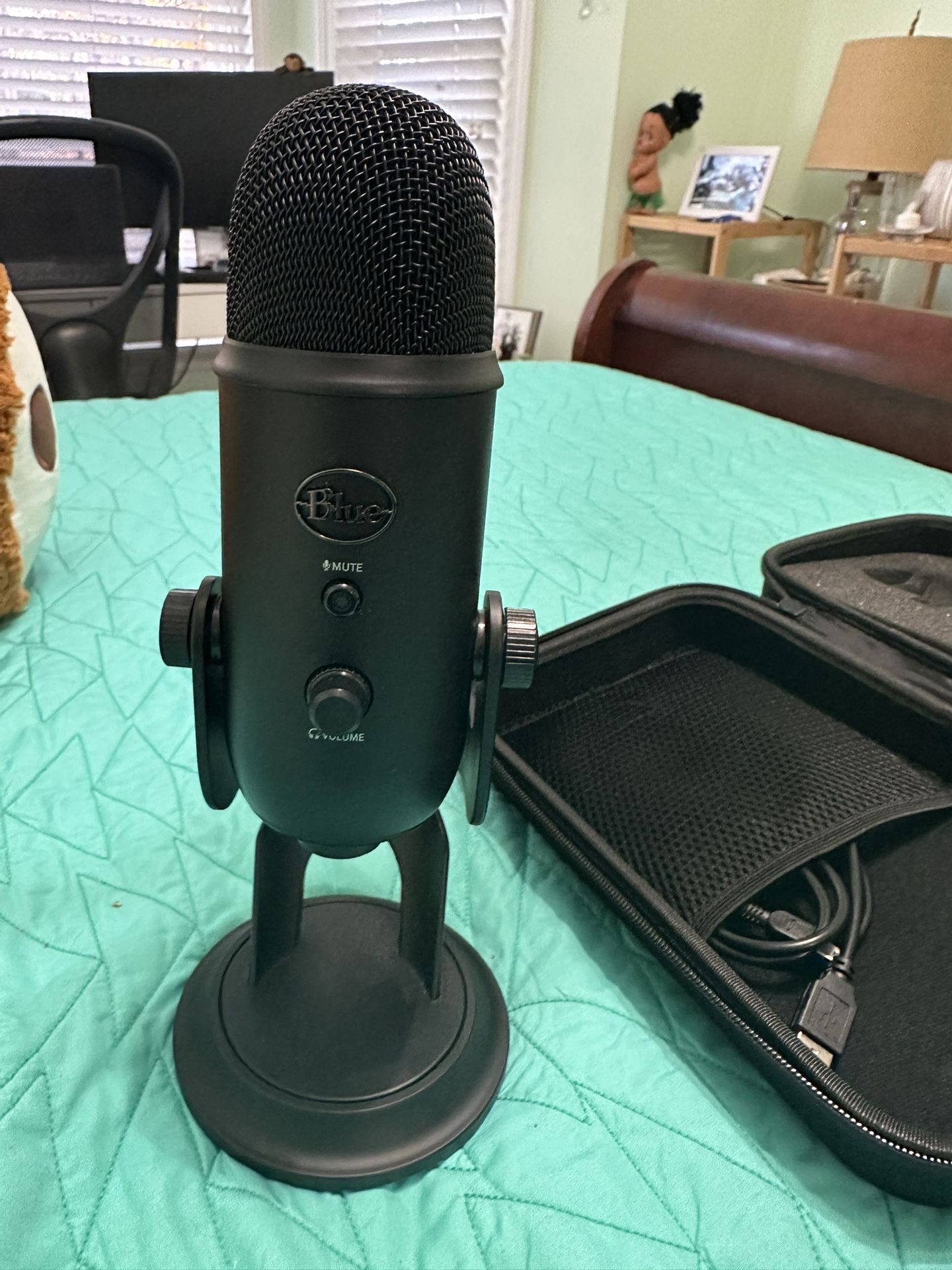 Logitech Blue Yeti USB microphone blackout W Case