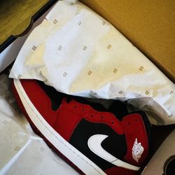Jordan 1 Mid 
