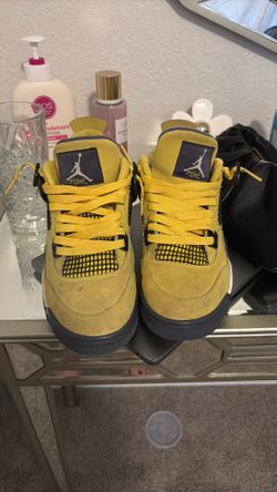 Lightning Jordan fours size 6.5Y
