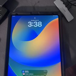 iPad Pro (6th Gen) 12.9” 1TB storage