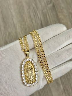 ✨ Oval St. Mary Pendant Necklace – Faith & Elegant Shine  This beautiful oval St. Mary pendant necklace features a detailed Virgin Mary design surroun