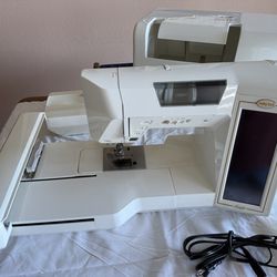 Baby Lock Ellageo ESg3 Embroidery/Sewing Machine