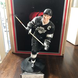 Wayne Gretzky Figurine & Wayne Gretzky  Hockey puck