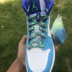 Air Jordan 1 Mid SE (GS) Size 7y /8.5W