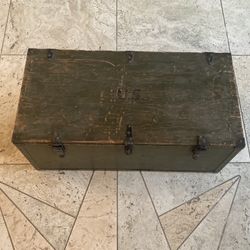 Nice 1942 dated US Army footlocker WW2 WWII GI Rare Man Cave decor tool box storage