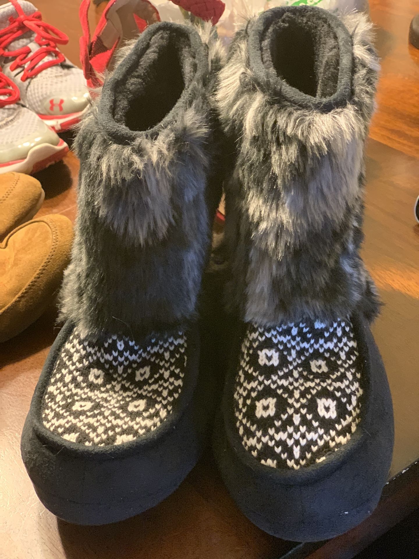 Women Size (9-10) Boot Slippers