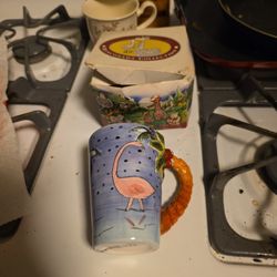 Binconada Collection featuring a flamingo on the handle and tropical scene