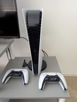Play Station 5, Two Dual Sense Controllers