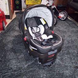 Graco SNUGRIDE SNUGLOCK 30  INFANT CAR SEAT WITH ADJUSTABLE BASE 