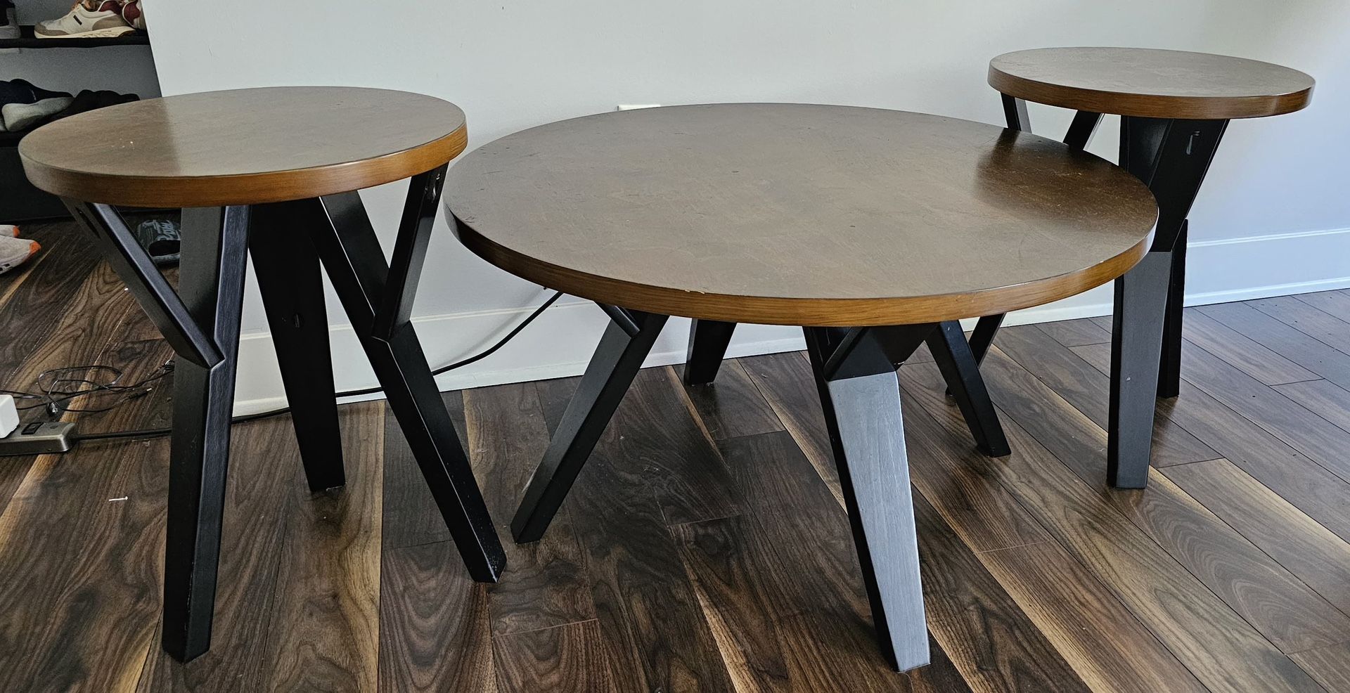 1 Large Coffee Table With 2 Small Additional Tables