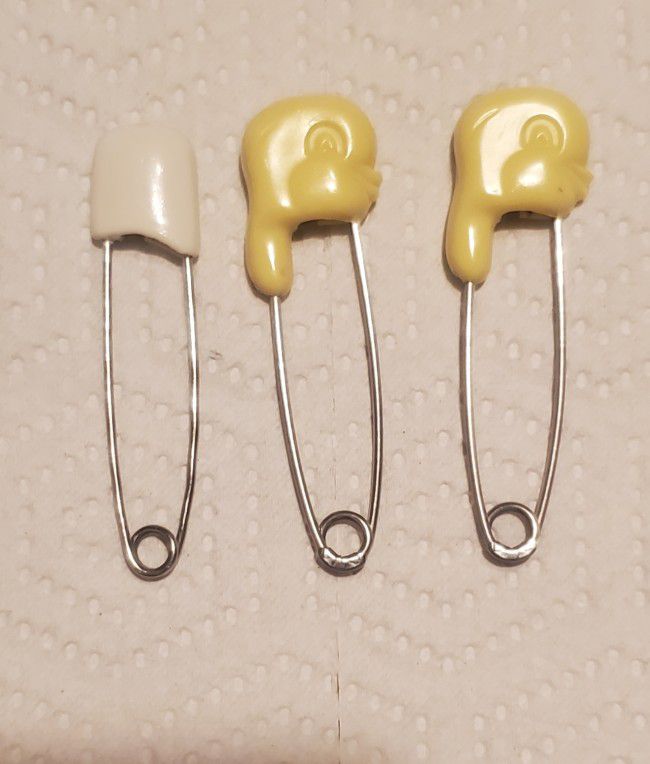 VINTAGE  LOT OF  4  BABY  SAFETY PIN BROOCH   