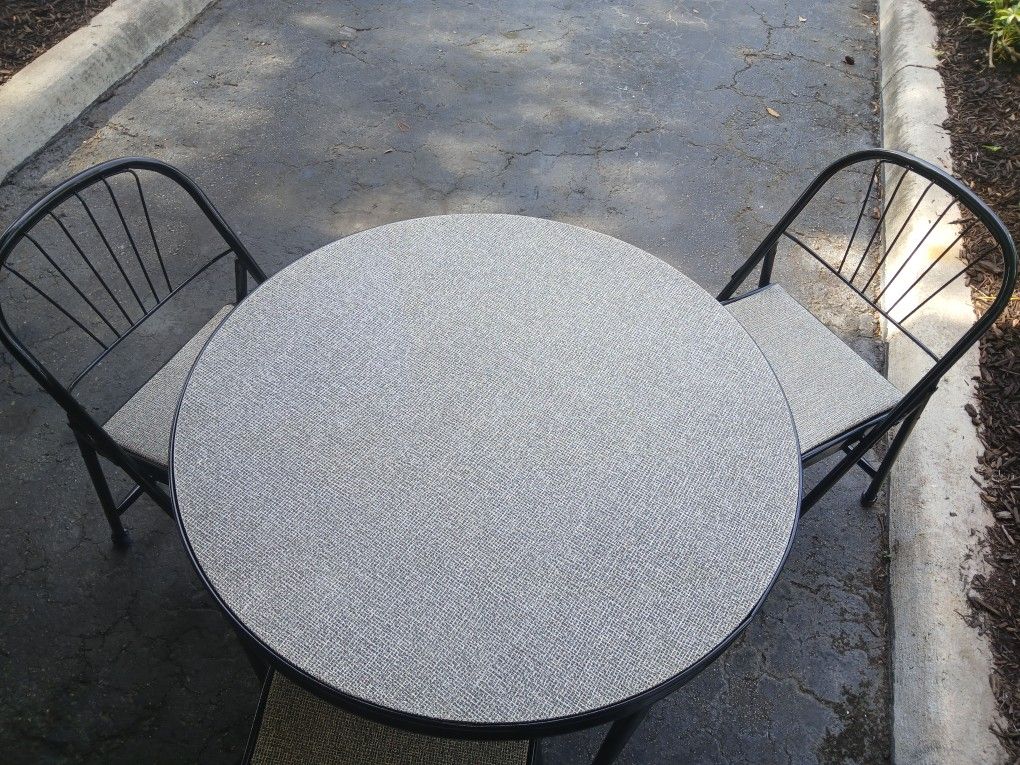 Mesa Con Tres Sillas 