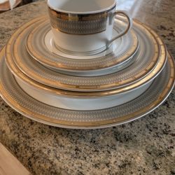 Stunning  Mikasa Dinnerware Set 