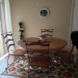 Round dining room table