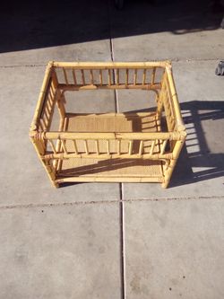 End table beige bamboo with glass top in great condition