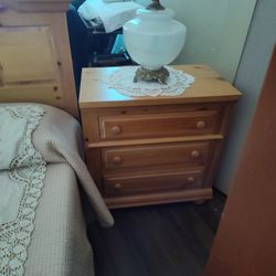 BEAUTIFUL BROYHILL QUEEN BED SET W/ CUTE CHEST