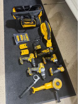 DEWALT MULTITOOL PACK 20 volt ( NEW)$  850