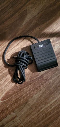 on-stage piano keyboard sustain pedal