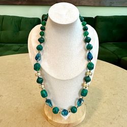🌲 Pretty vintage chunky green marbleized plastic & gold tone beaded necklace