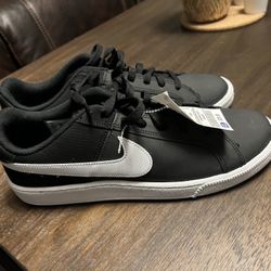 NEW Women’s Nike’s - Size 10