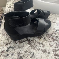 Naturalized Leather Sandals Size 7 Used