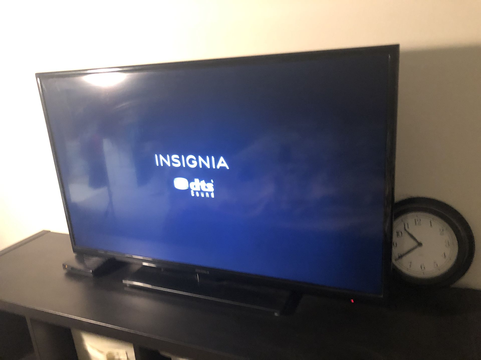 Insignia 39”- LED TV