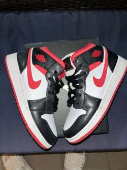 Jordan 1 mid bred Chicago color red black Nike size 5Y/ 6.5 women new