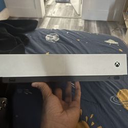 Xbox One S – Perfect Condition – 2 Controllers 🎮