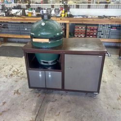 Big Green Egg Grill with Challenger cart and