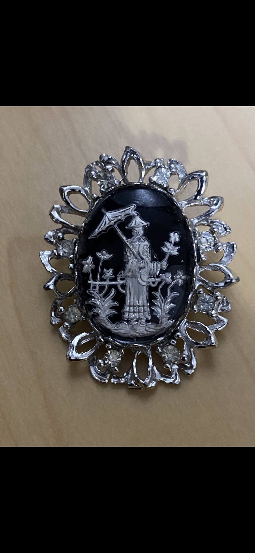 Brooch 