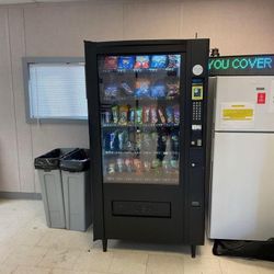 VENDING MACHINE WITH CREDIT CARD READER 