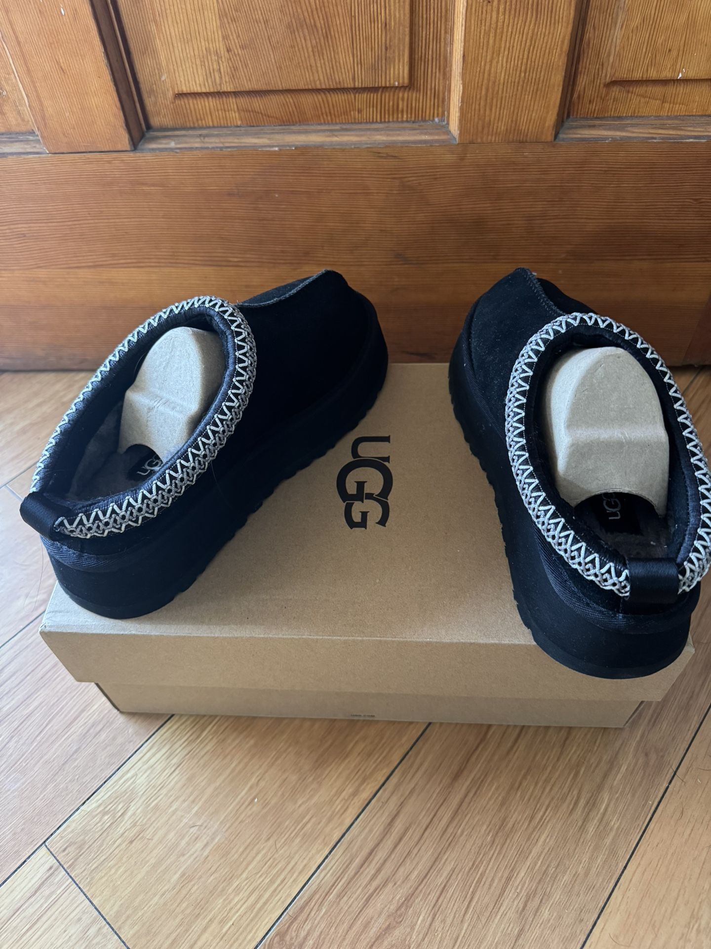UGG TAZZ Size 7 (NEW)