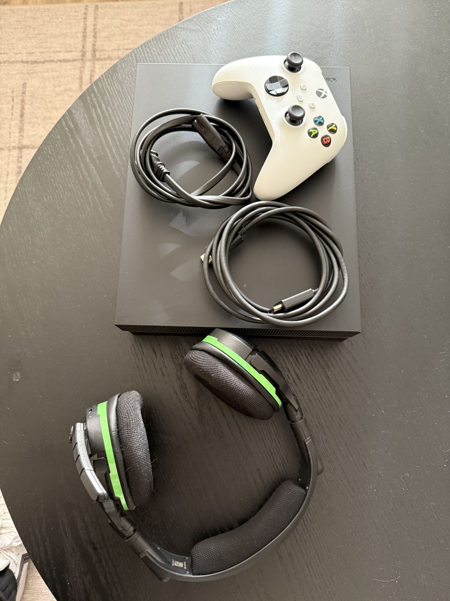 Xbox One X 1TB Bundle (Minty)