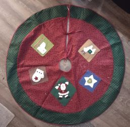 Decorative Folk Art Christmas Tree Skirt. 